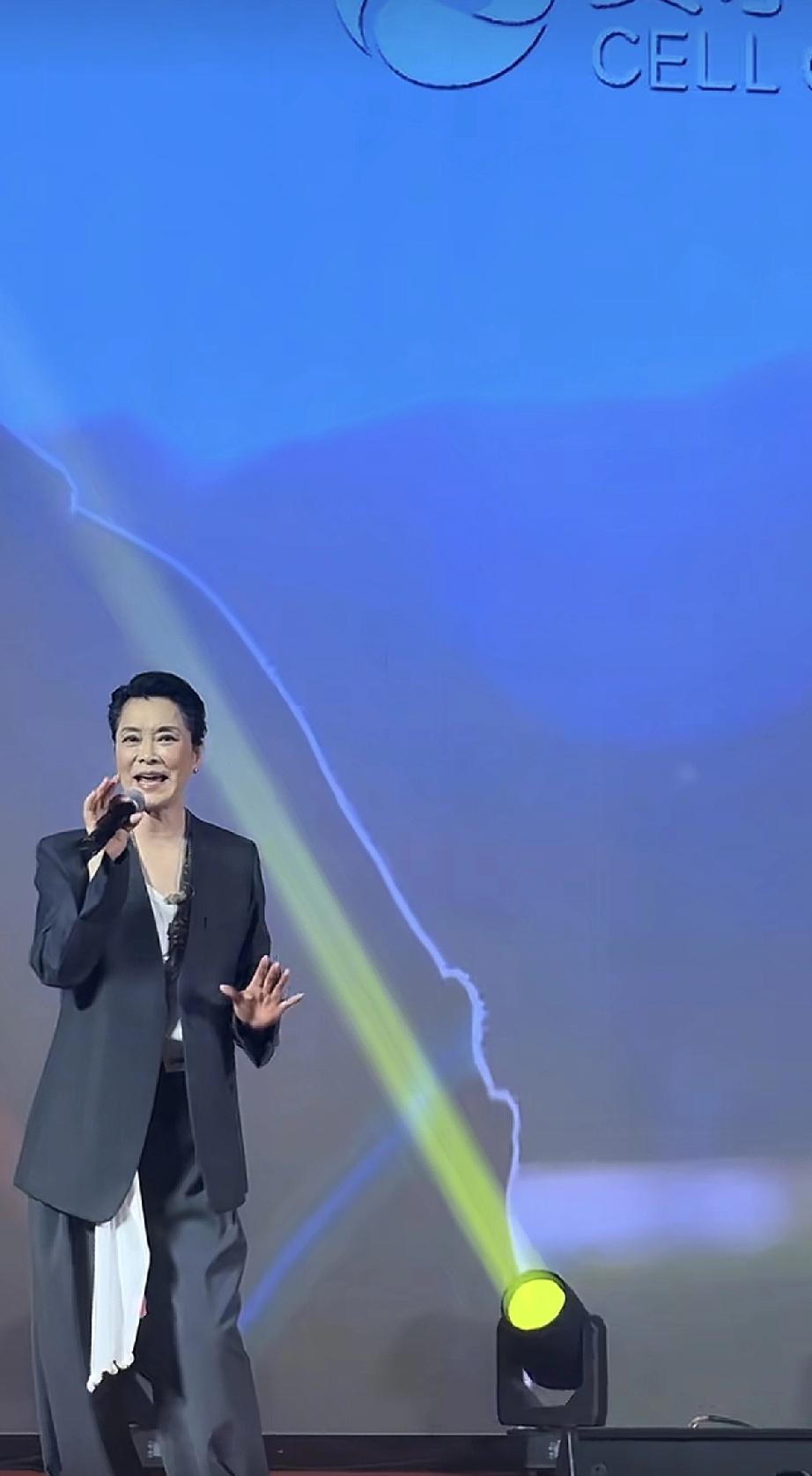 毛阿敏可惜了，沦落到接公司商演，唱得还不错，只是老了不少!近日，深圳一家公司