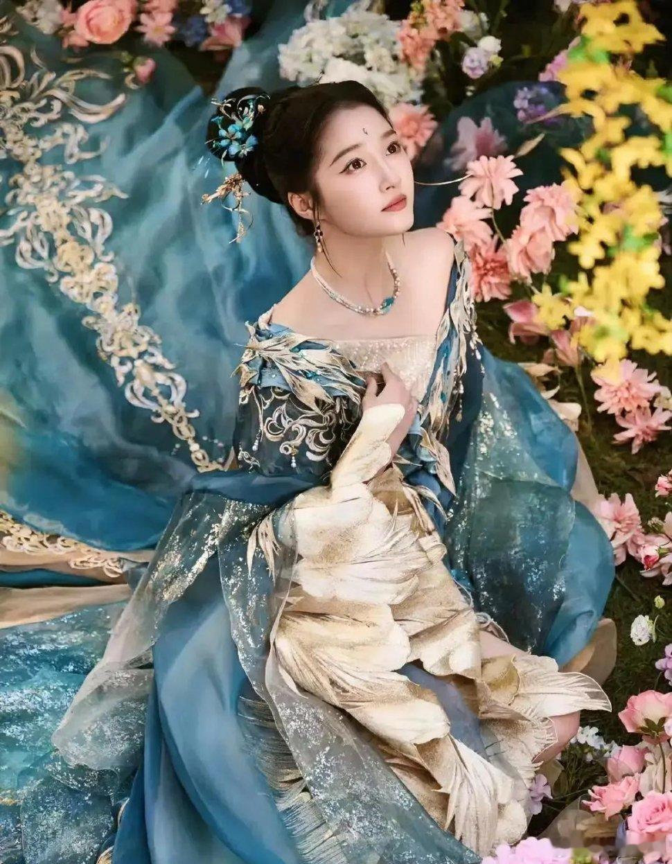 其实关晓彤，最大的本钱，不是演技好，也不是有资源，而是她出身自带的国民度。关晓彤