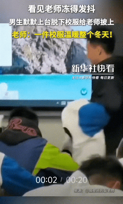 这个男生完全不经扒因为一扒你就会发现他校服底下只穿了件薄T恤。教室窗户漏