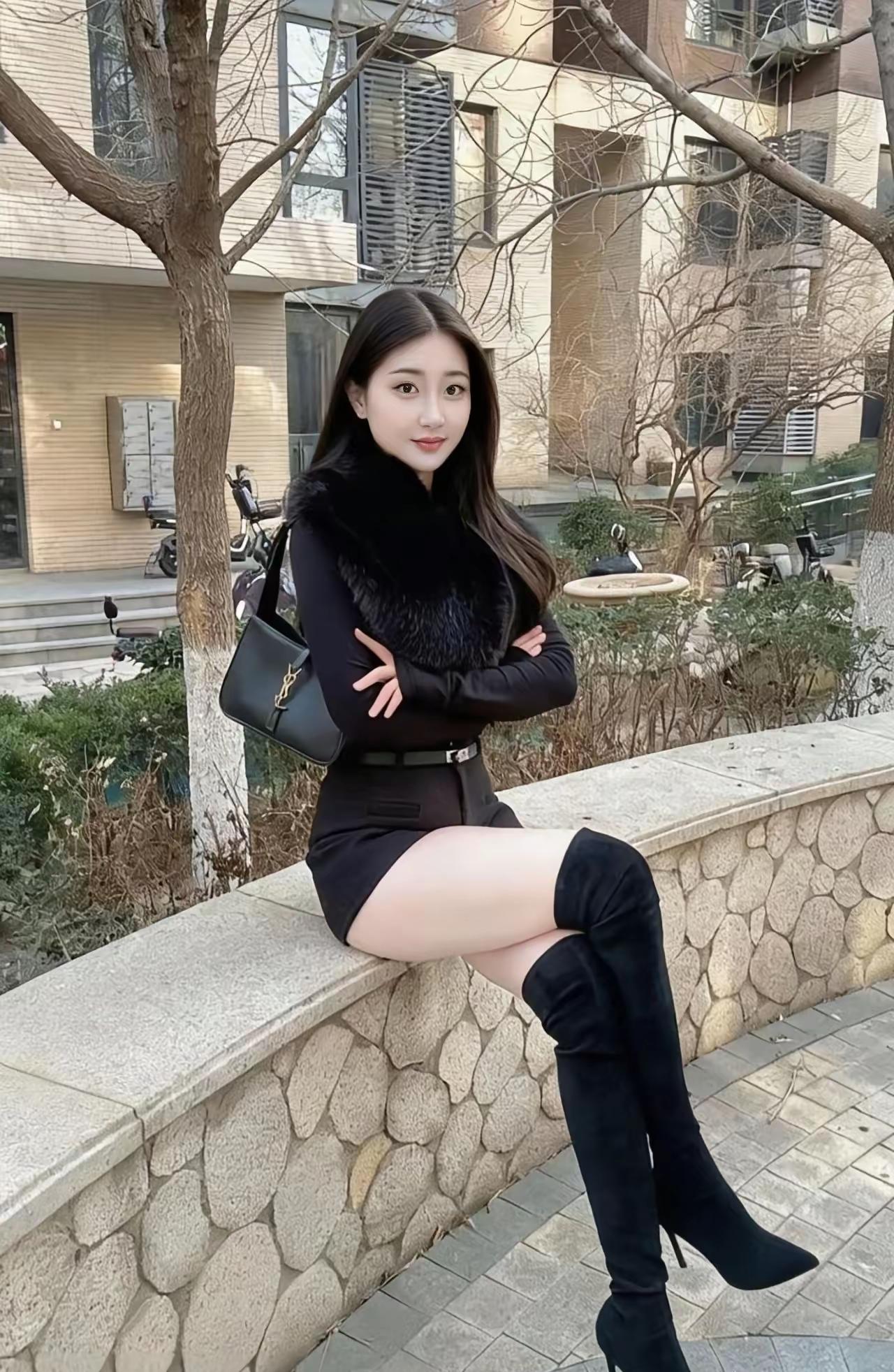 寒冬倚栏立，风华映雪姿。打卡美丽时光