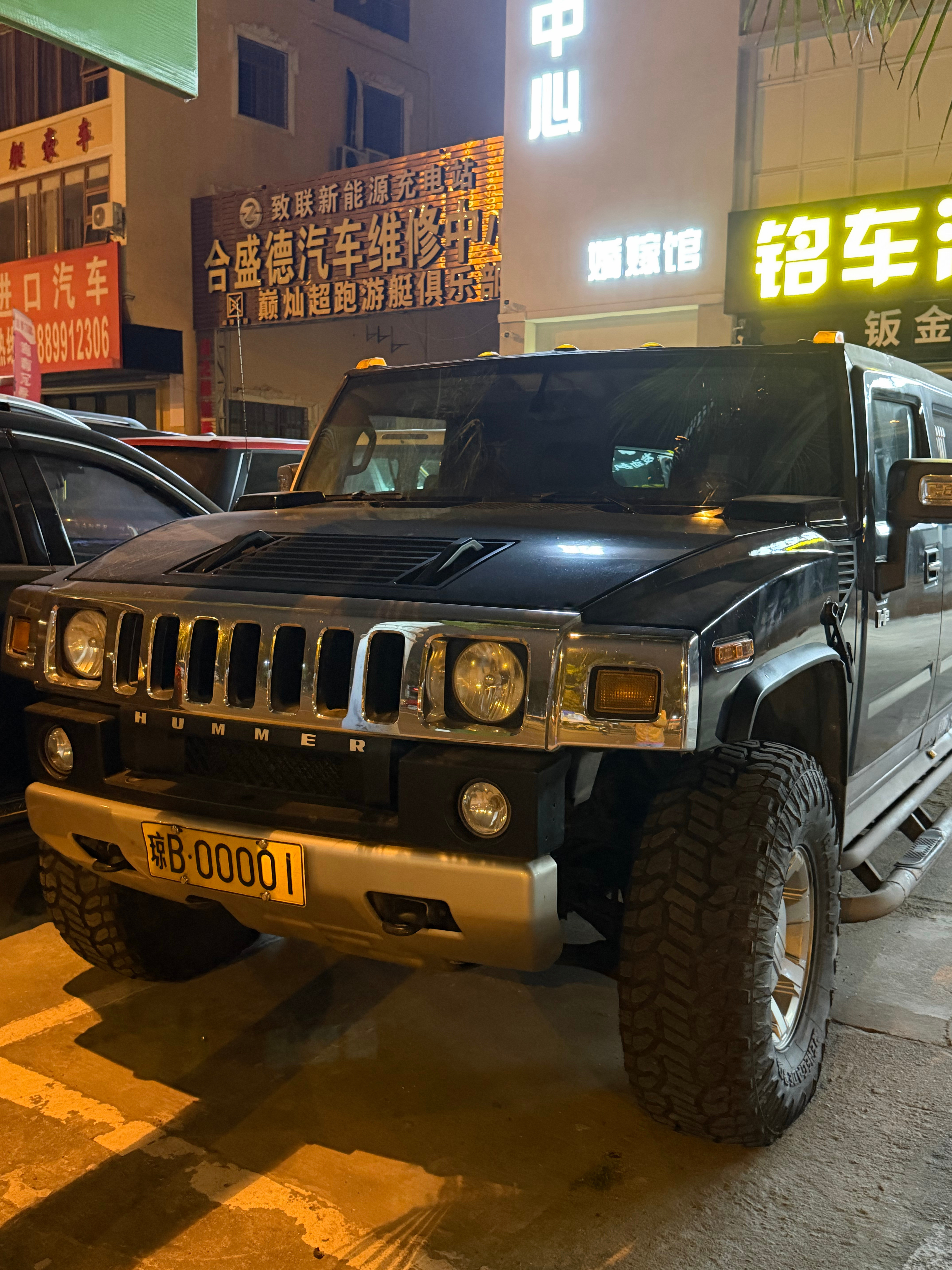 从未在线下见过这么长的车走到前面发现最牛逼的是车牌瞬间觉得这车配不上琼B0000