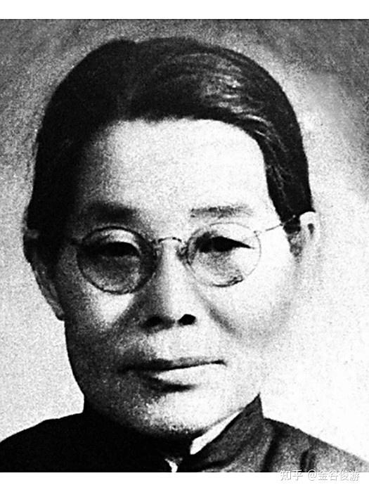 在举手表决赞成这个环节的时候。她假装心口疼，始终没有举手，被判定为反对票。只