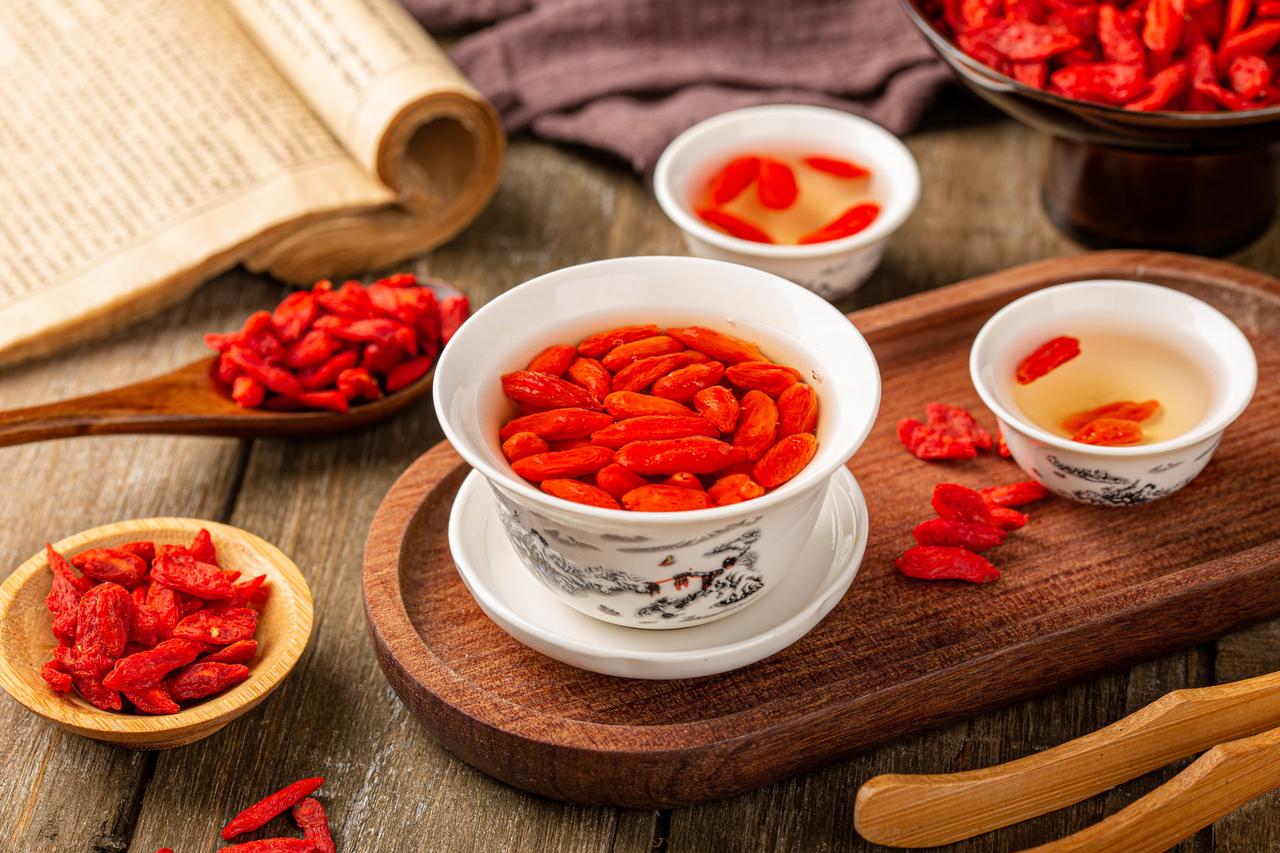 每天喝枸杞水的人，身体越来越虚，中医提醒：这一步没做，等于白喝 枸杞水人人都