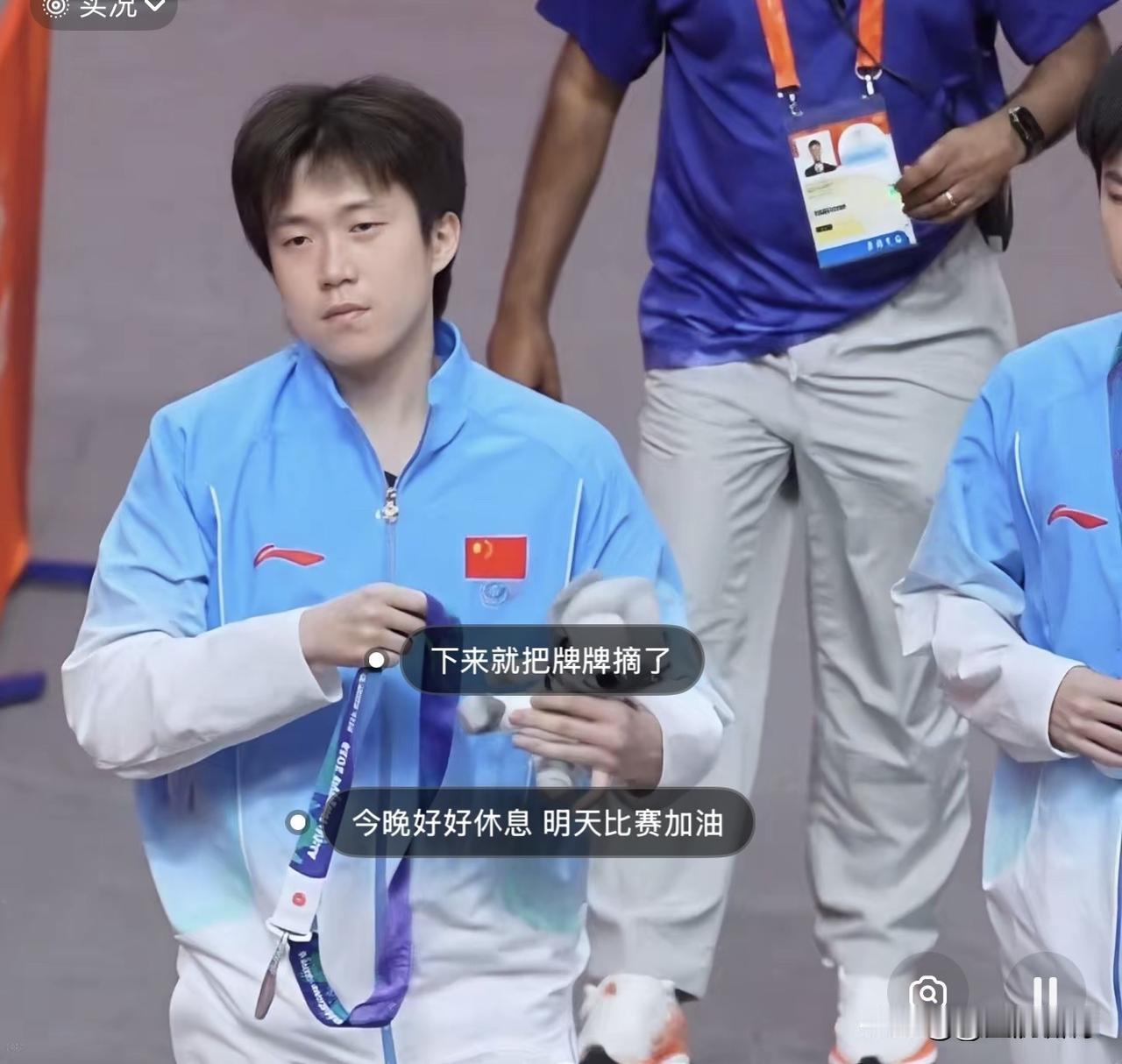 赛后悲情一幕！国乓男队参加完颁奖典礼，下来后齐刷刷地把脖子上的银牌给摘掉，头也不