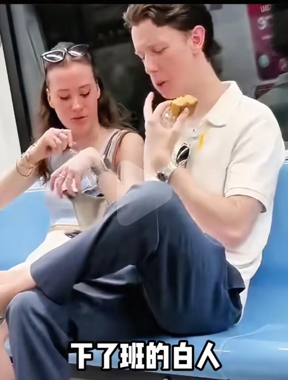 白皮在香港到处各种蹲下，没有一个香港本地人敢上前说句不是。白皮在香港地铁随便吃东