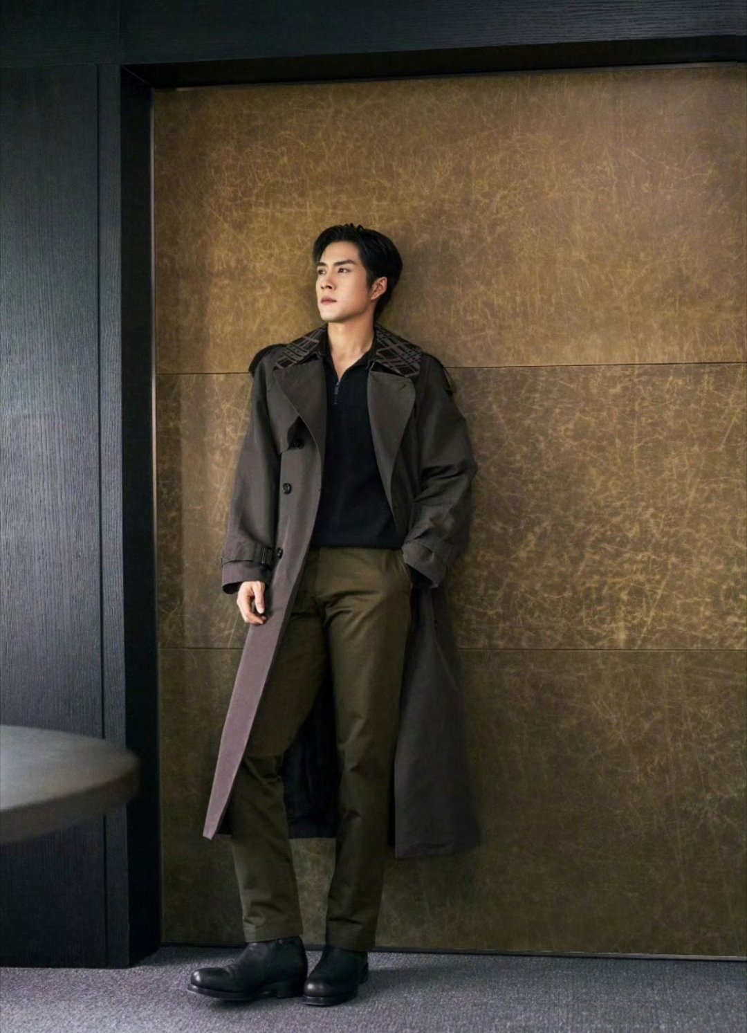 韩东君这身棕色大衣很优雅复古大气，太帅了！跟冬日很适配～