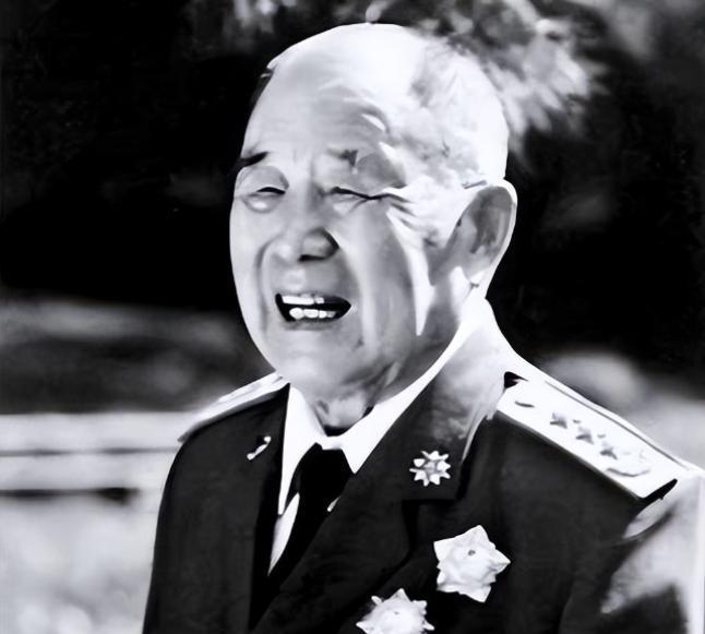 1974年的一天，纪登奎与李先念秘密找到李德生谈话，表示，按规矩，我们的职位没资