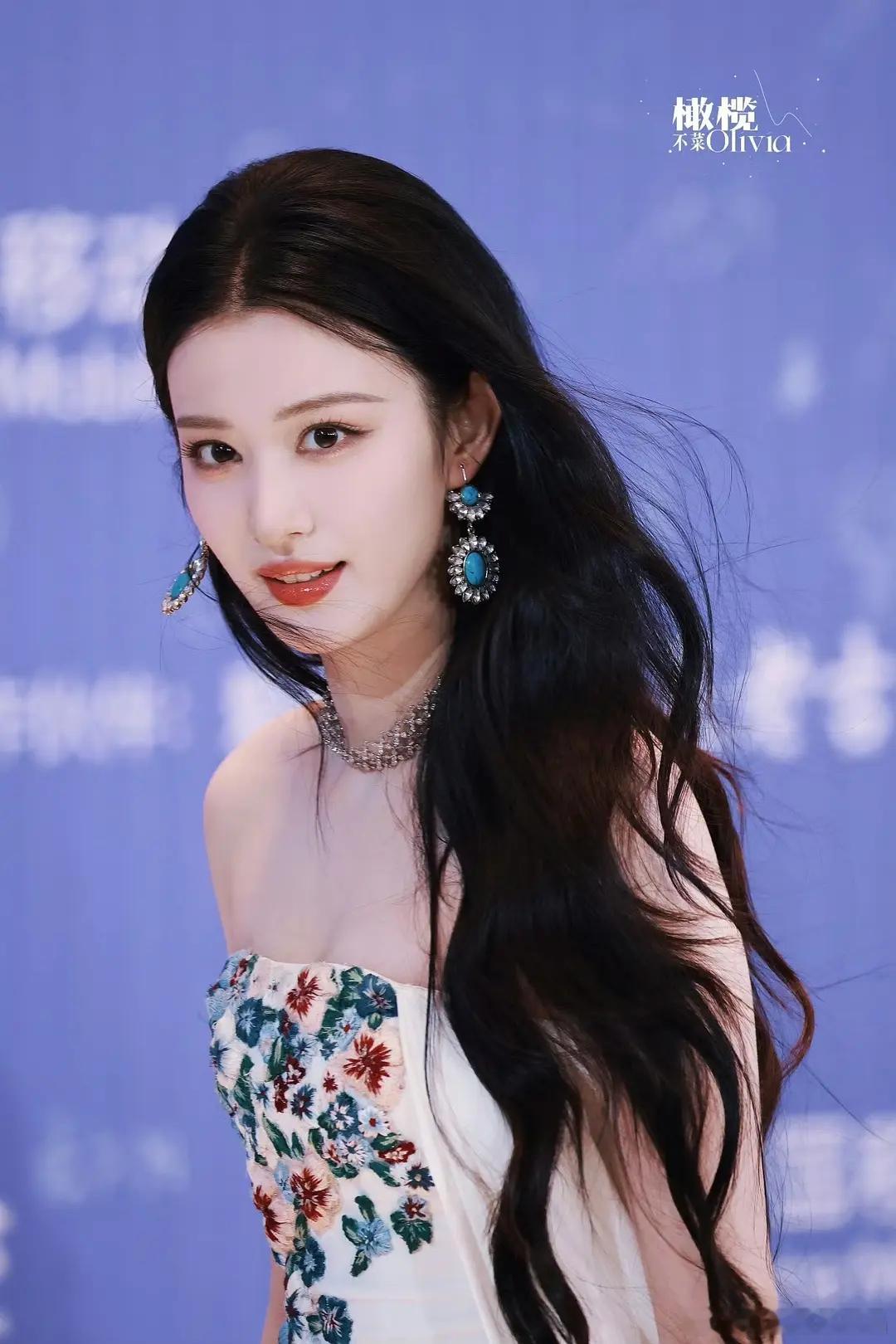 感觉王楚然越来越美了整体条件真的优越，为数不多有大美人氛围的小花，而且肌肉走向特