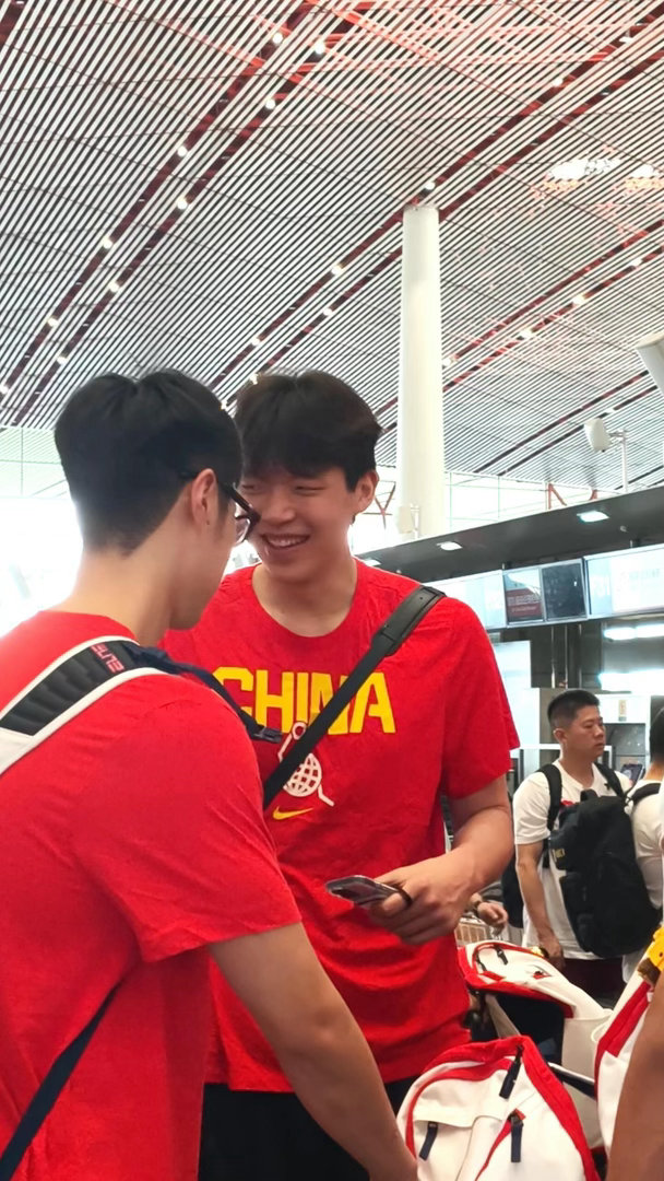 中国男篮抵达沈阳备战世预赛全员抵沈！中国男篮21人随郭士强备战。赵继伟高诗岩主场