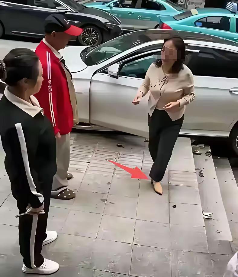穿高跟鞋开奔驰撞飞8人，2人遇难！她是医院主任，丈夫是电力领导。5月10日，重庆