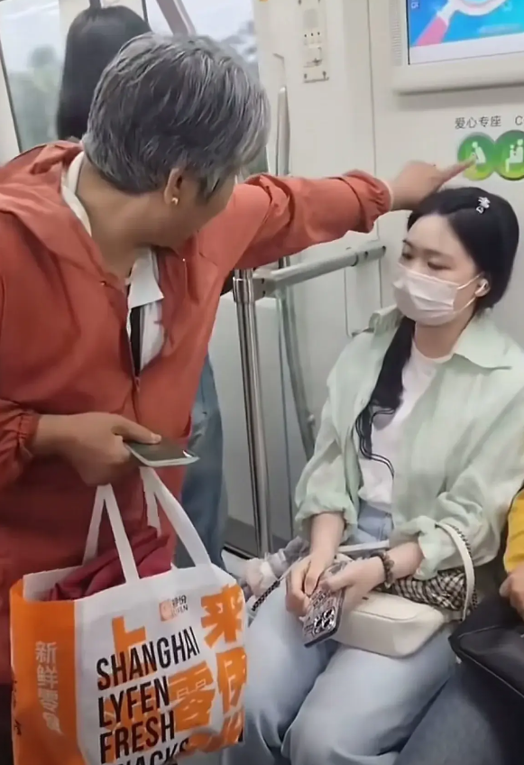 上班早高峰，大妈想让年轻菇凉让座，年轻菇凉以要坐到终点站需要很久为由，不愿意让座