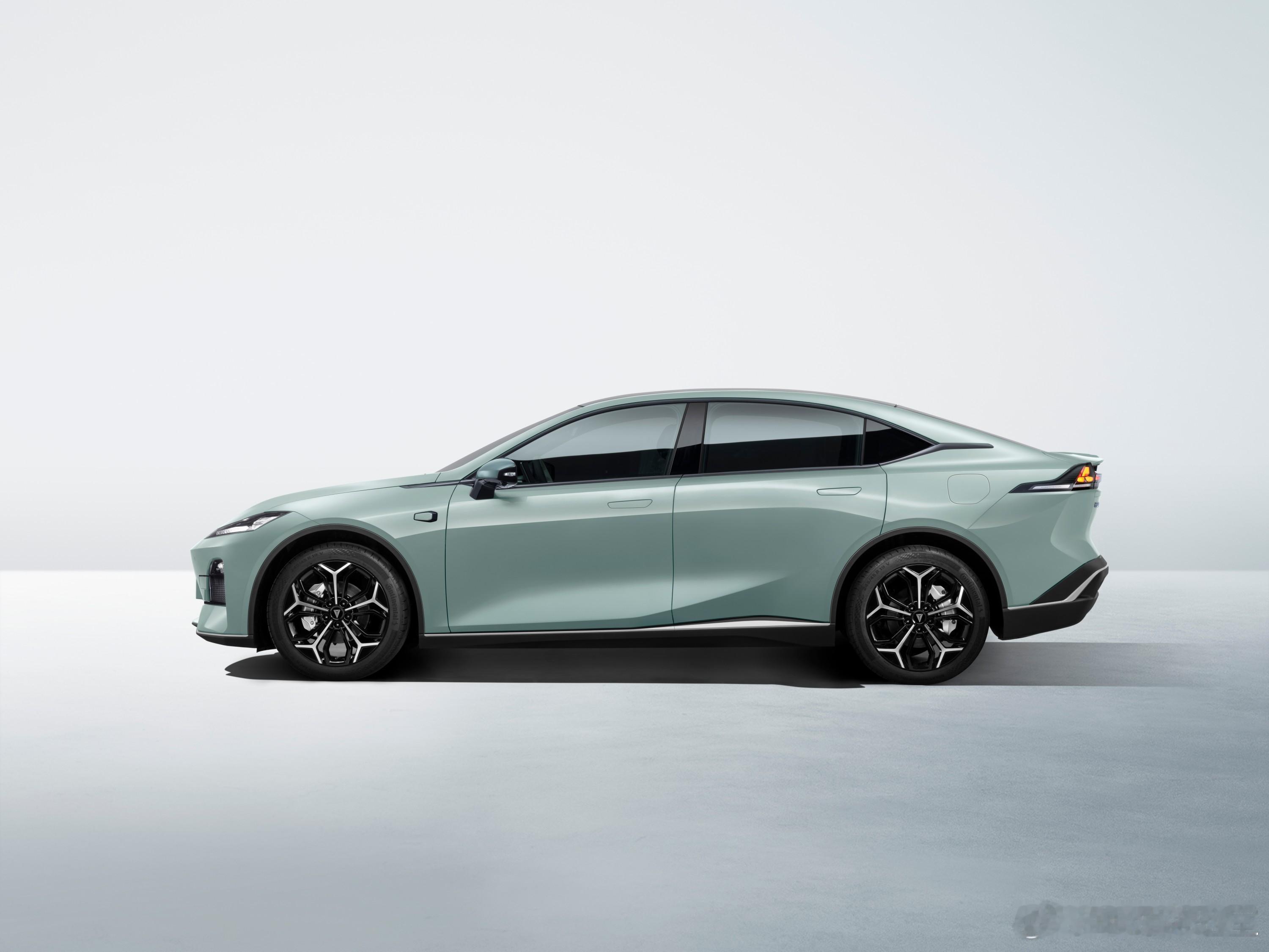 「长安汽车方面明确向记者表示：“目前所有已完成L2级辅助驾驶备案车型均暂不支持通