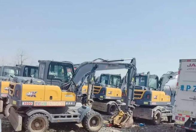 真的太冤了！郑州三兄弟赌上所有身家，到处借钱凑了80万，全款买了四台挖机，就想靠