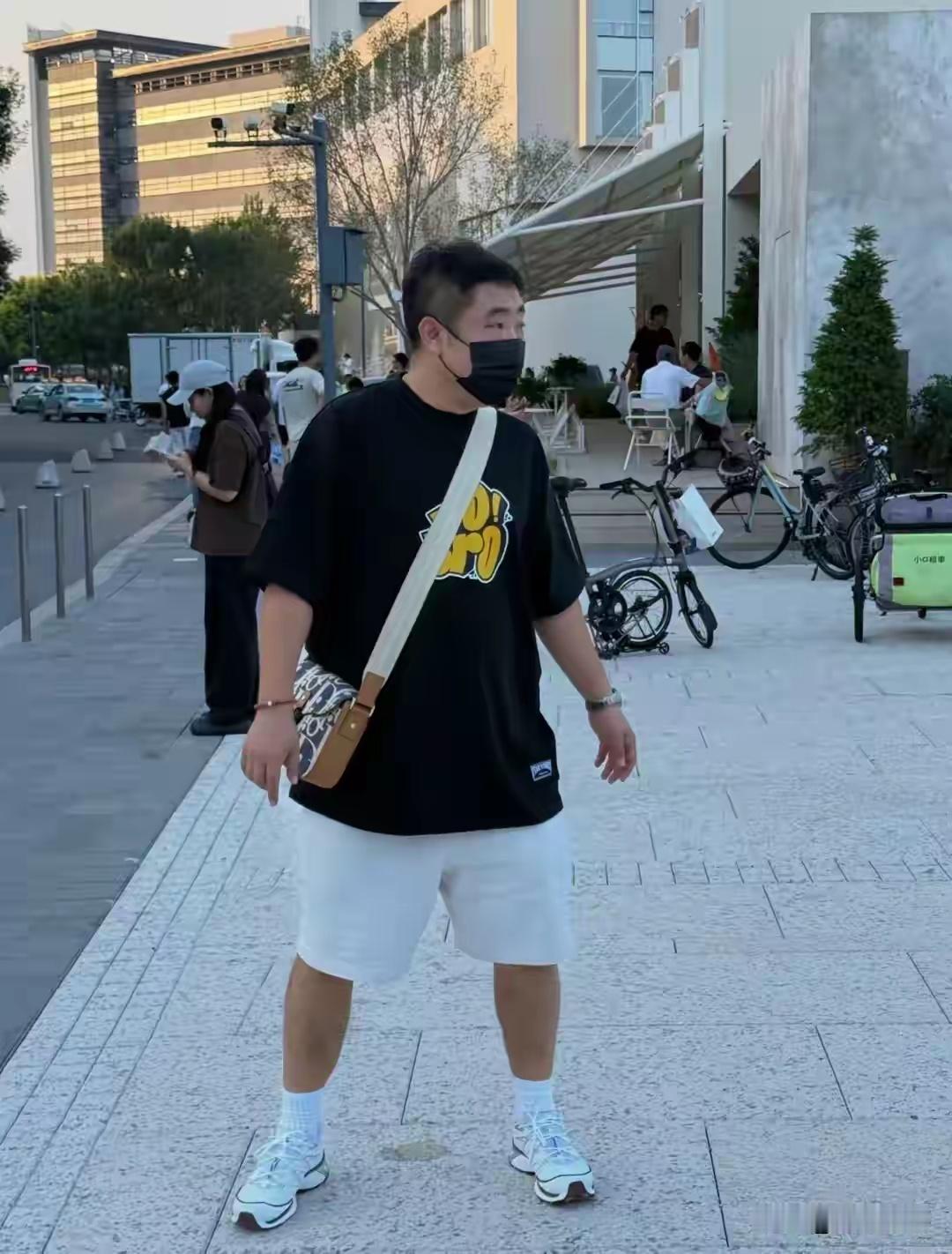 网友阿那亚偶遇乔杉夫妇，穿搭休闲接地气，完全没明星架子