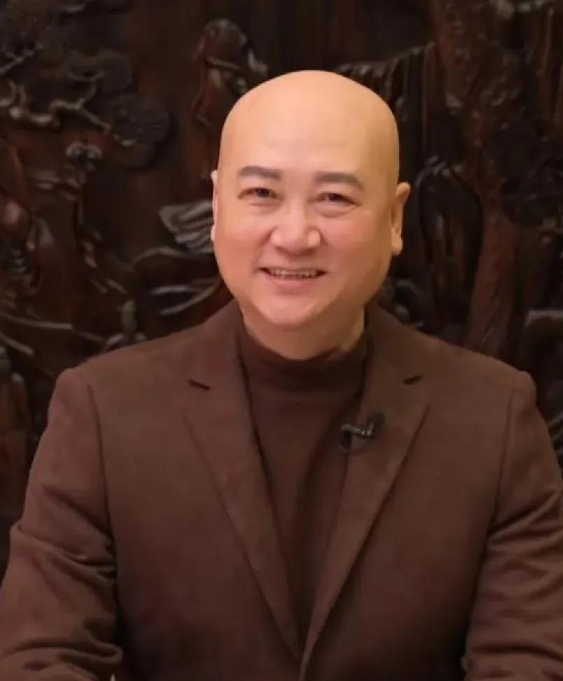我有个表兄是老中医，他偷偷告诉我，他说像迟重瑞这种的，73岁了，依旧神色笃定，精