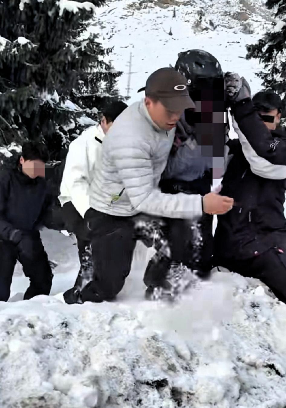 野生雪豹伤人非常罕见，雪豹非常胆小，一般不会攻击人类，除非人进入它们的领地。2