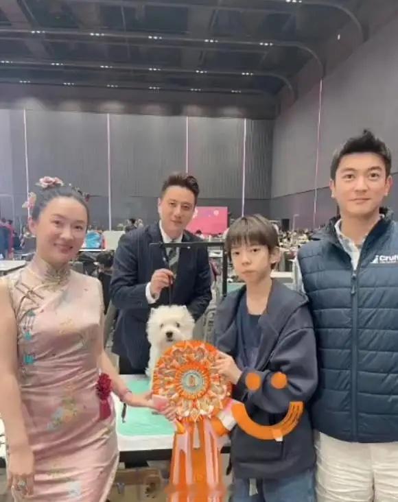 霍思燕杜江12岁儿子嗯哼与朋友们在三里屯逛街，嗯哼穿着黑色T恤搭配白色短裤，脚
