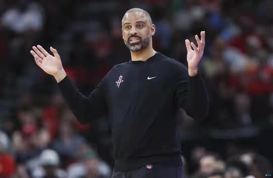 乌度卡就是不给史密斯多点战术火箭轻松战胜摆烂的爵士，史密斯砍下31分9篮板3