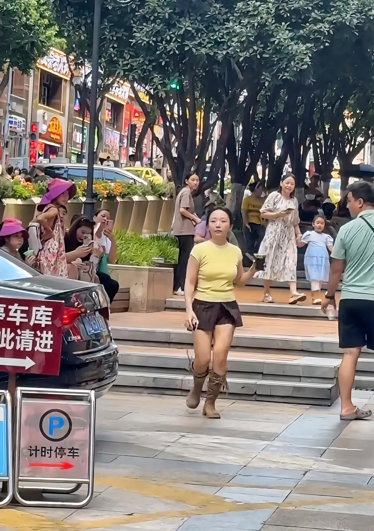 这是哪个明星来着，很眼熟！