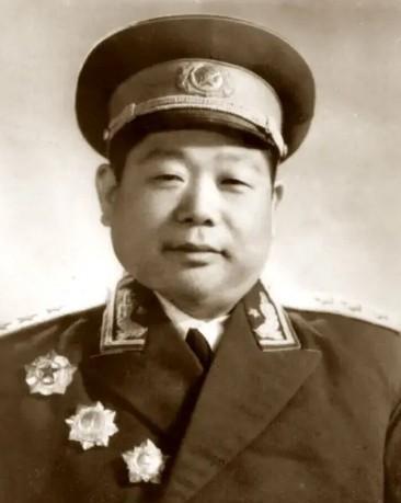 1982年，陈锡联将军的二儿子陈再文牺牲了，当时，陈锡联的年纪大了，中央害怕他会