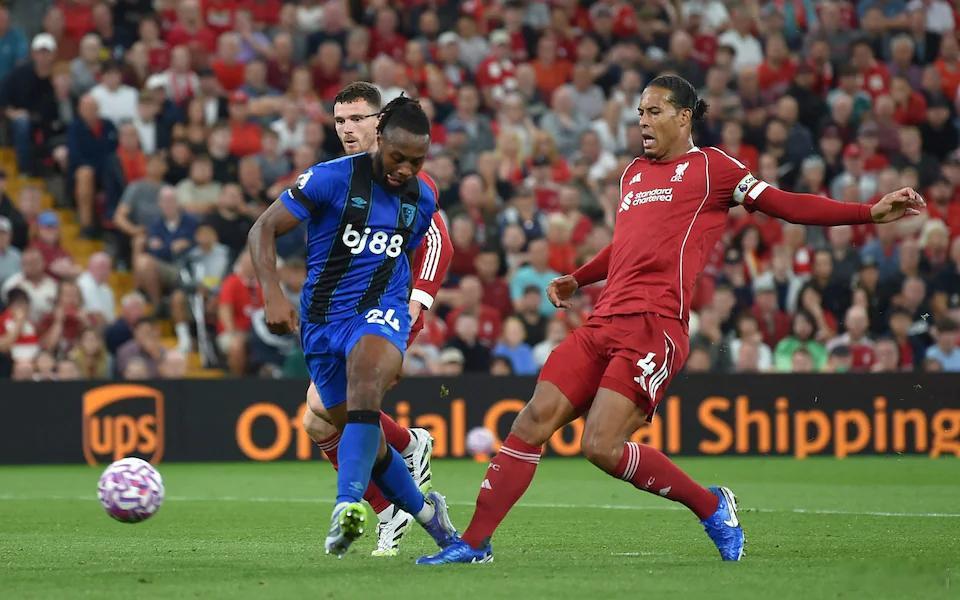 英超冬窗转会差不多3年前的冬窗，伯恩茅斯体育总监理查德-休斯击败了水晶宫，把塞