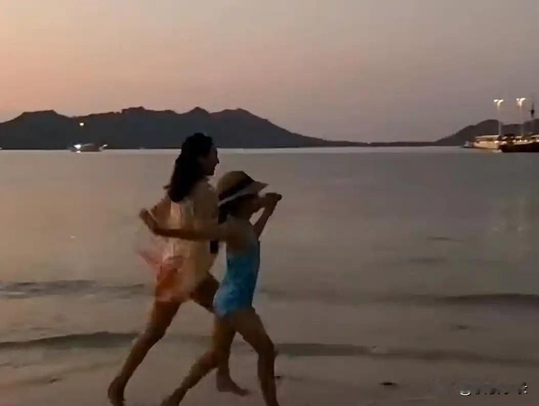 章子怡带儿女过七夕，和醒醒手牵手潜水，俩孩子跟着亲妈都好活泼！[呲牙笑][呲牙笑]