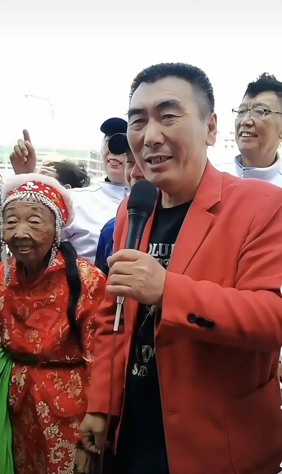 87岁的马玉琴又在小布达拉宫火了，夫妻俩开直播了！广场上人山人海，这对年龄相差悬