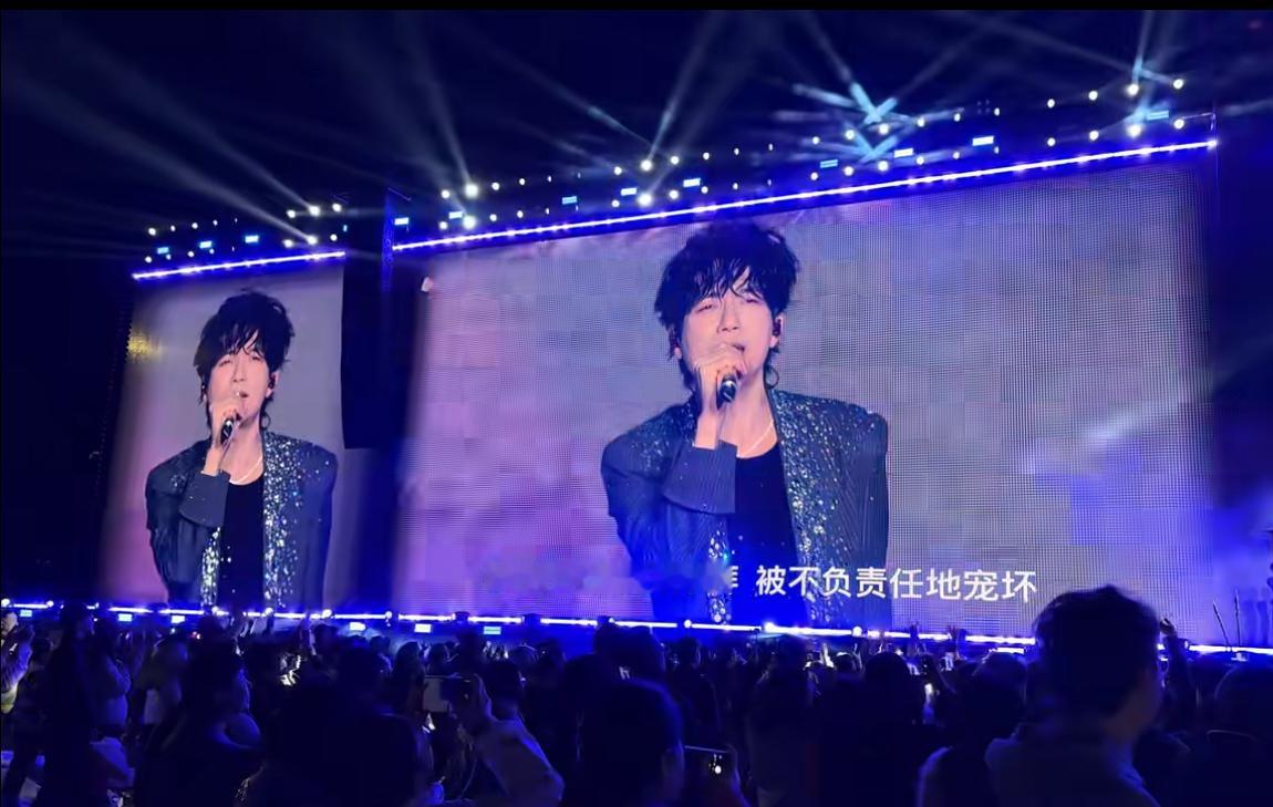 扬州枣林湾音乐节陈楚生压轴！今晚的音乐节上生哥唱嗨了。顶着一头卷毛，穿着黑色