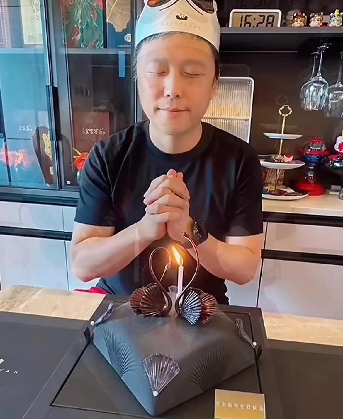 国乒内部过生日都流行黑天鹅了吗？盲猜志强今天的生日愿望:“甜甜，吾儿，定胜！[