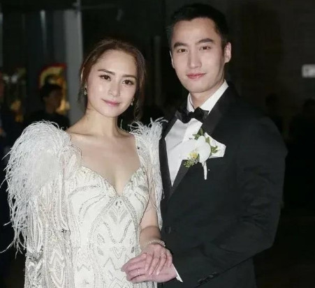 2018年，阿娇与小8岁的赖弘国结婚，婚后赖弘国给了她一张黑卡：“随便刷。”一次