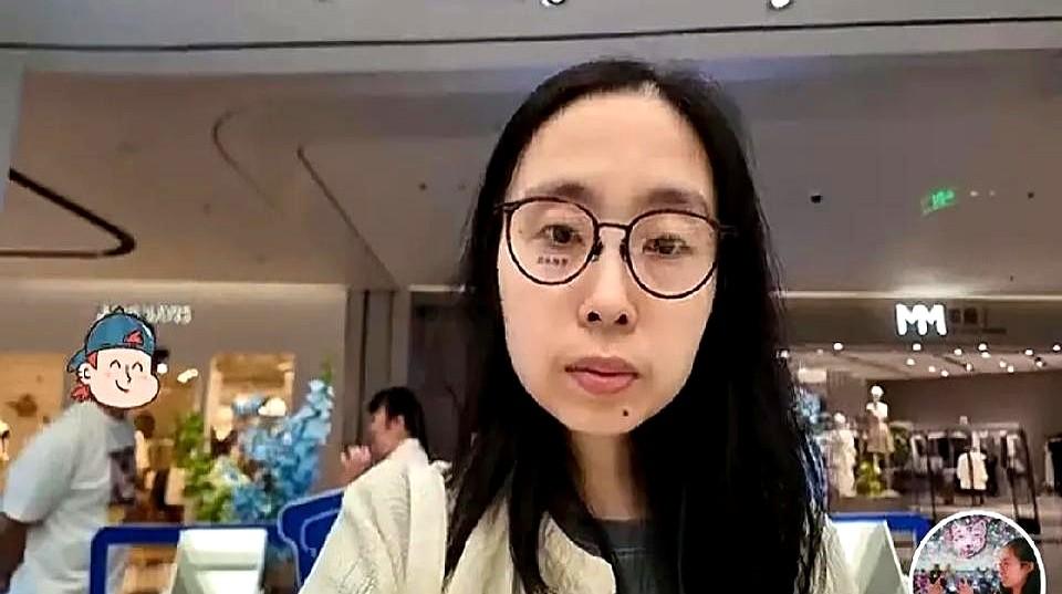 海石竹姑娘配眼镜，带着妈妈一起去，这妈妈无论女儿办什么事，都要一起去，不知道累不
