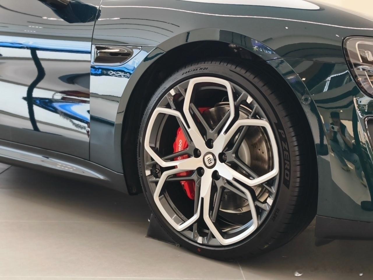 探店一下全新小米SU7，这台展车是靛石绿，全新SU7的新颜色，非常好看，建