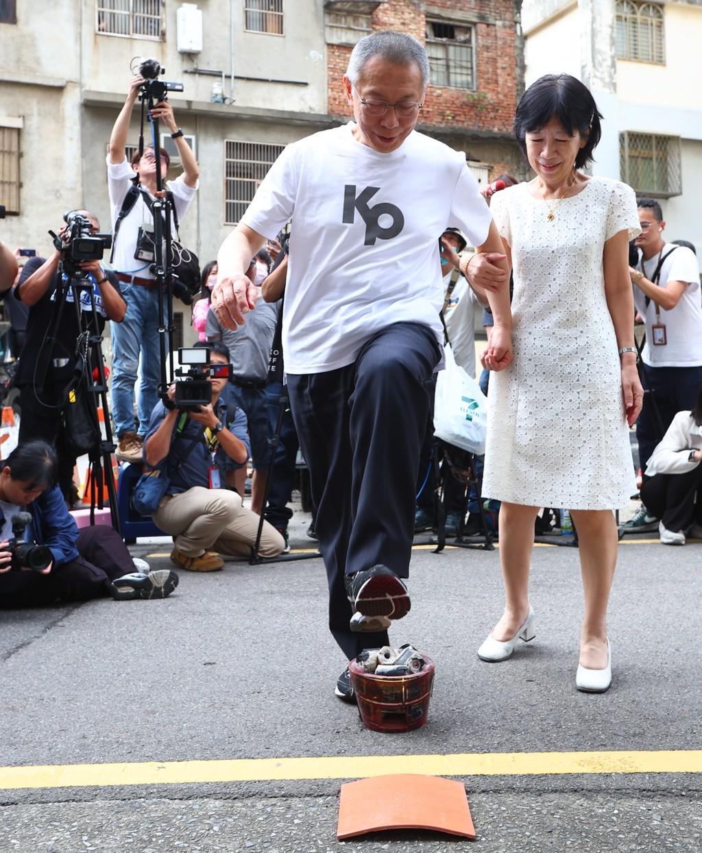 在历经一年的羁押后，柯文哲终于重获自由踏入家门。一获释，他便马不停蹄地直奔新竹，