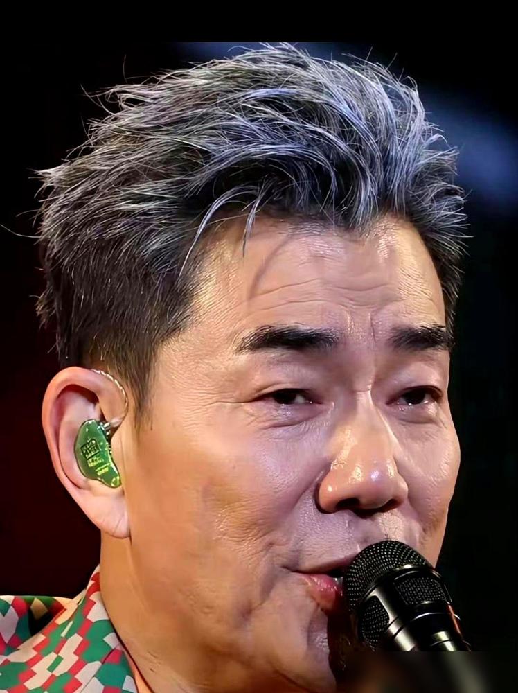 你敢信？同样奔六，郭富城卡着1270大卡啃健身餐冻龄，任贤齐却连搬重物都要靠人搭