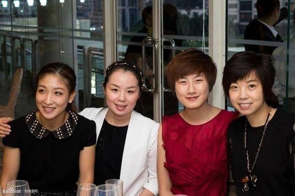4位女乒名将同框：''大魔王''张怡宁柔发覆额，龙眉凤目；丁宁棕发利落，笑意粲然