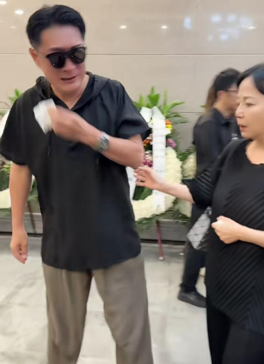千百惠遗容栩栩如生，黄安带现任女友参加追悼会，在灵前哭成泪人