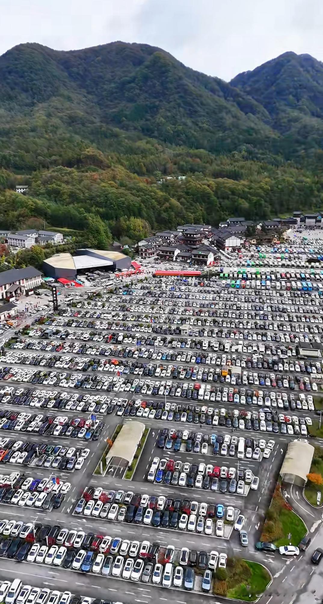 四川巴中光雾山看红叶,看游客中心外面,停的车太多了。这可能是四川乃至中国最大的停