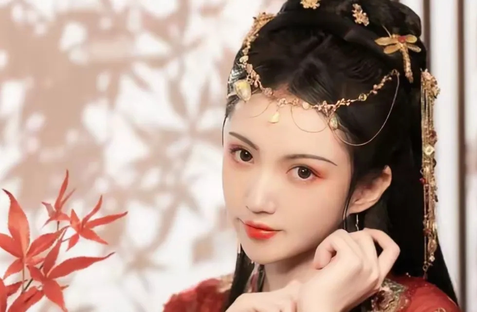 清道光六年，陕甘总督杨遇春新得了一个绝色美女。由于连日忙于军务，还没来得及同床共