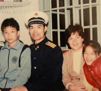 英雄背后的英雄！1971年，23岁女干部李玉枝嫁给了一个战斗英雄，婚后她睡觉时，