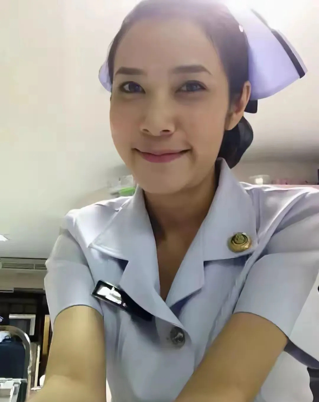 泰国王妃从护士到宫斗内幕诗妮娜当年只是个普通小护士，脸圆