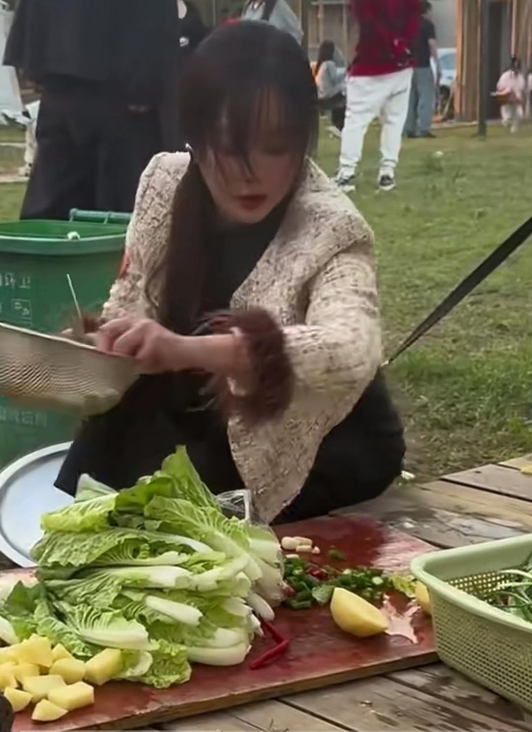 第一次参加户外相亲野餐活动，其他女士纷纷做自己的事，只有一位女士，主动去切菜做饭