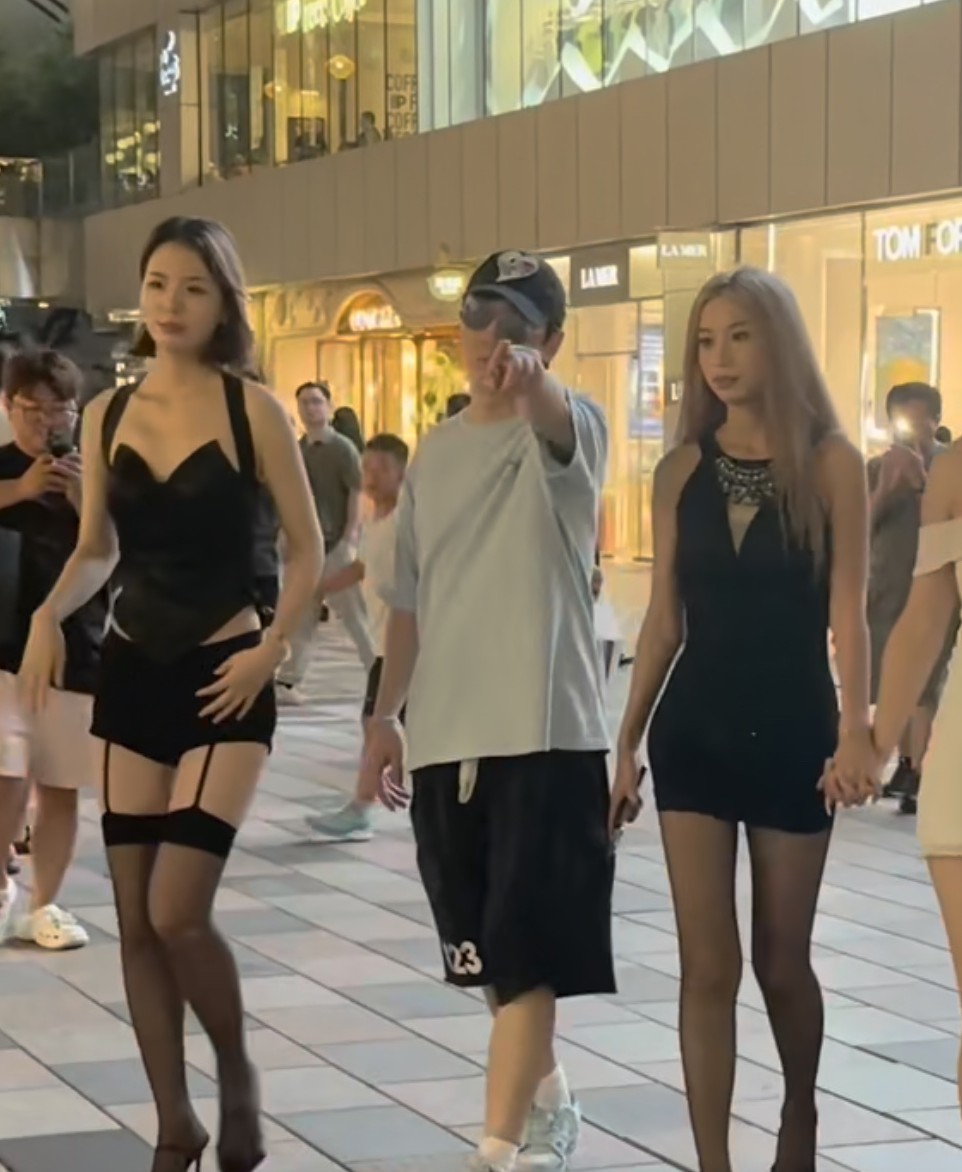 现在王思聪都有代餐了明目张胆地逛街