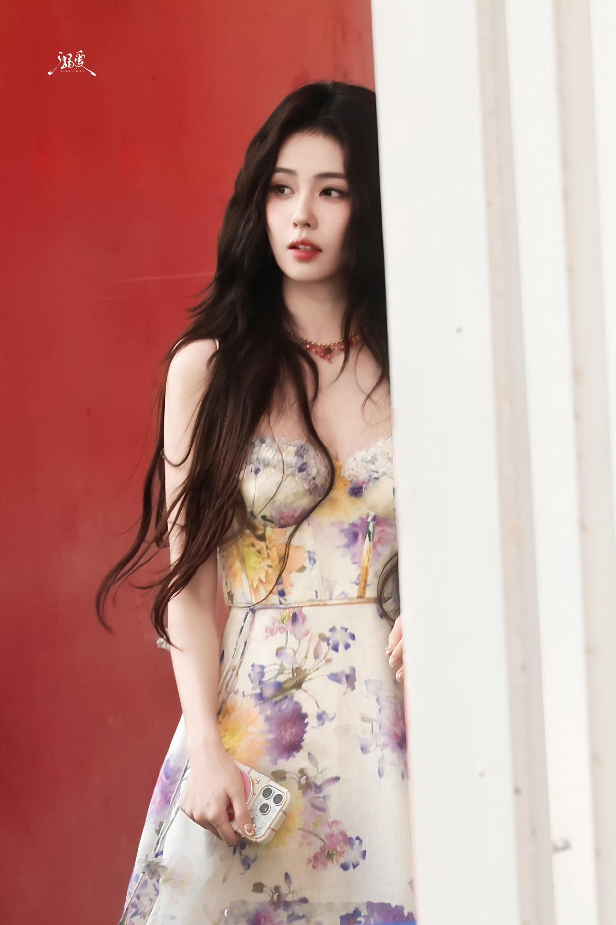 白鹿不玩泥潭就难受白鹿也太真实了吧！别人躲泥潭都来不及，她倒好直接认证泥潭最夯还