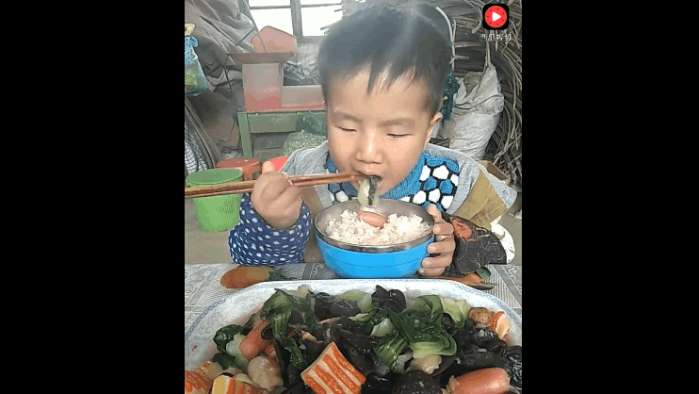 实拍: 多少家长想要这样的小孩, 把大人都看懵了, 吃的太有福了