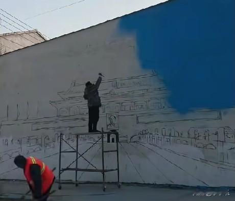 近日，河南商丘青年画家吴承言把“天安门”画进村头墙壁上，让全村老人在“天安门”前