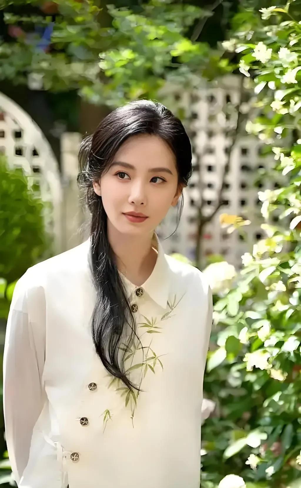 刘诗诗真是个迷，越来越看不懂了，你说她美吧动态表情总被诟病“