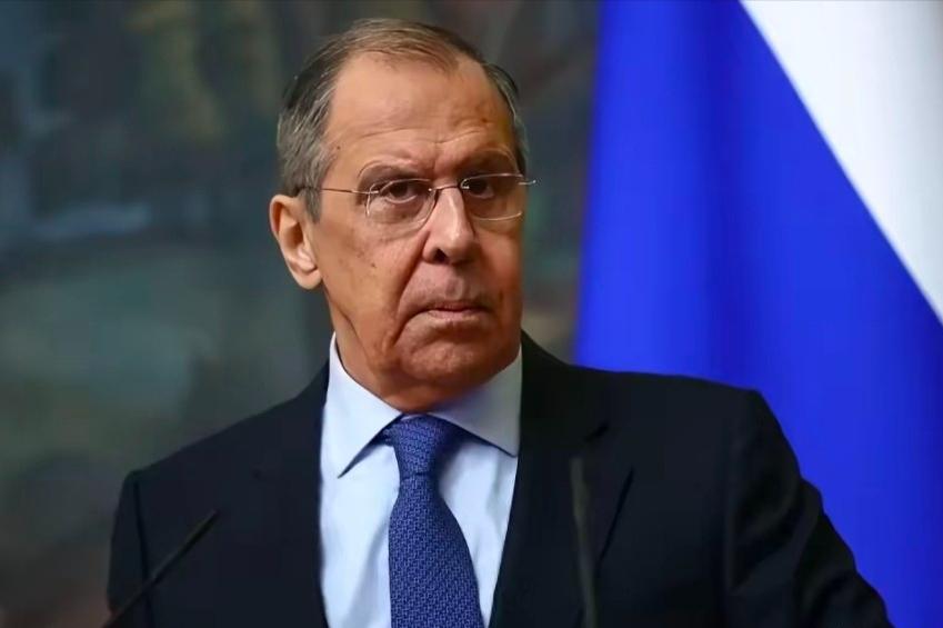 斯莫连科夫在多名美国特工的死命掩护下连夜出逃，彻底从俄罗斯土地上消失。很多人以为