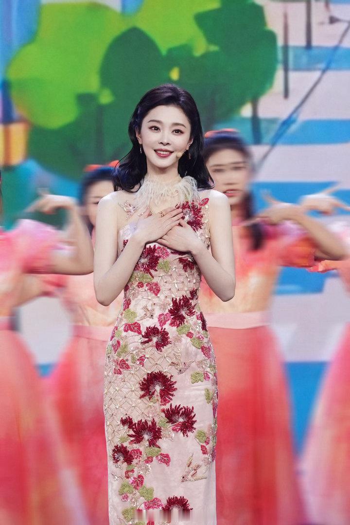宋轶反手比心宋轶从哪里学的比心手势宋轶反手比心，这反差感直接拉满，端庄和甜妹随