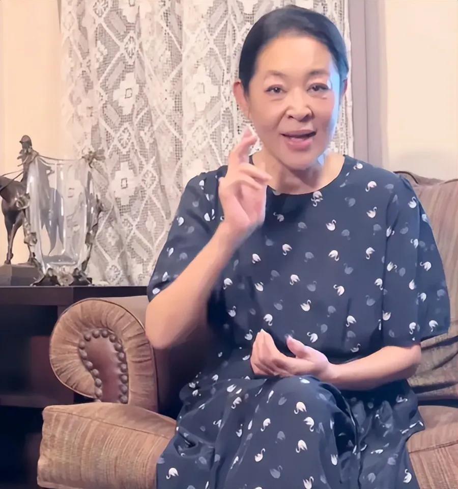倪萍的厉害在于知世故不世故，面对国宝级音乐人三宝不尊重丈母娘的行为，别人都