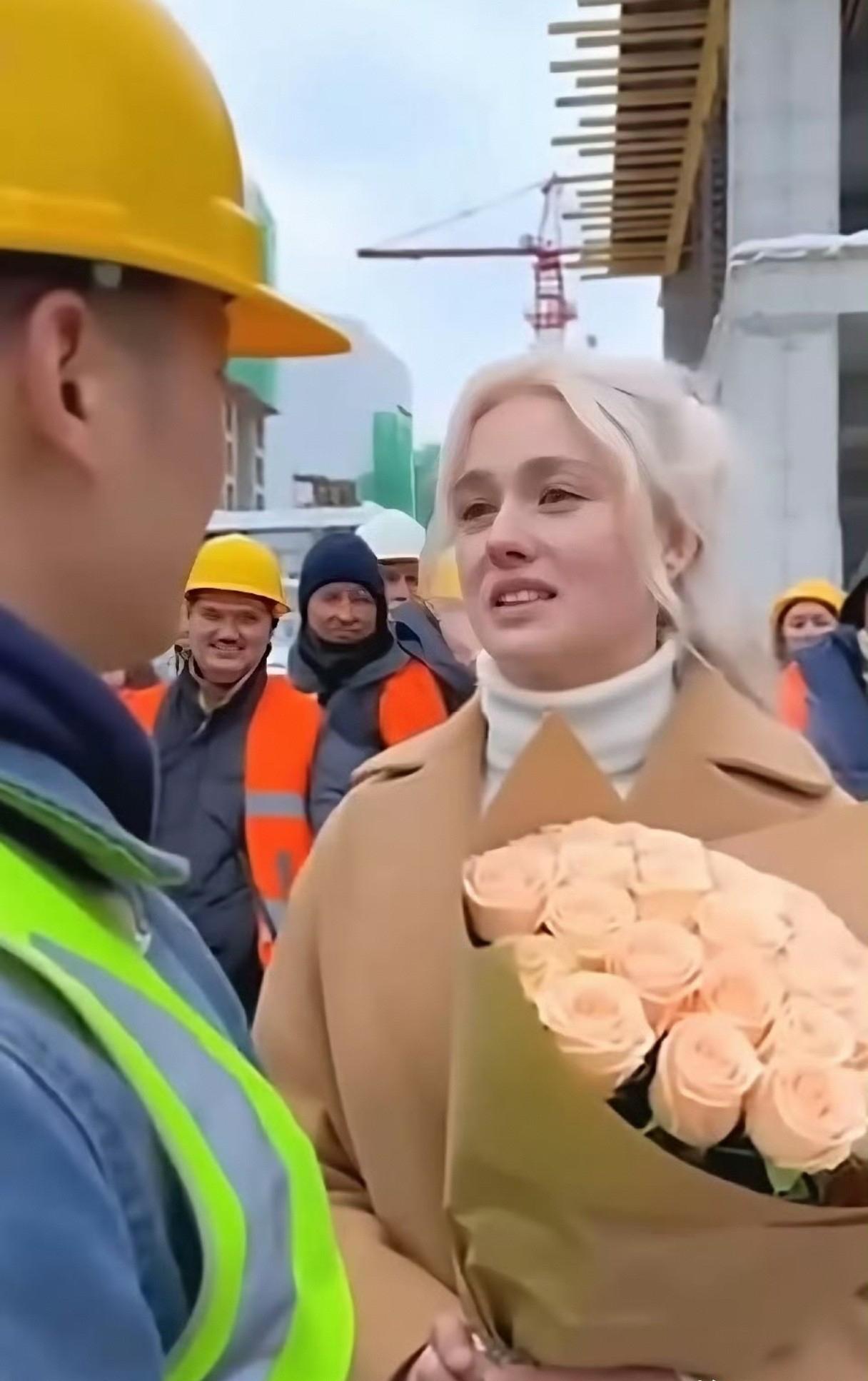 中国小伙在俄打工被求婚，姑娘不要彩礼愿吃苦，他却慌了。 不是偶像剧桥段，而是